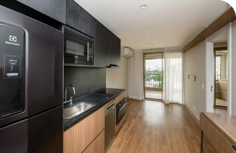 Interior de um apartamento moderno com sala integrada à cozinha.